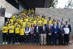 Los becados posan junto a la consejera Herrera, autoridades y Miguel Induráin.