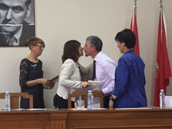 La consejera Herrera felicita al galardonado.