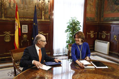 Un momento de la reunión mantenida este miércoles por la Presidenta con el ministro Montoro.