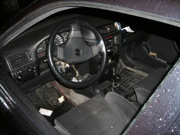 Un vehículo con la ventanilla rota, por la que han accedido para robar los objetos de valor del interior