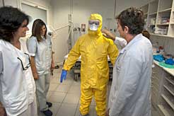 Prueba traje contra ébola