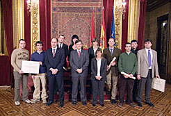 El vicepresidente Iribarren, en el centro de la foto, flanqueado por Sanz Barea (izq.) y Leza Villar , con los representantes de las empresas ganadoras: a la izquierda, los dos creadores de Neurotics, y a la derecha el representante de ViaNet