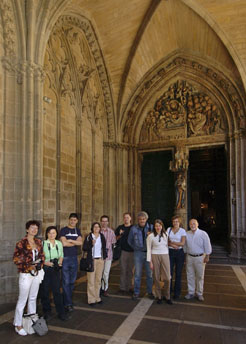 Periodistas alemanes en el claustro de la catedral.