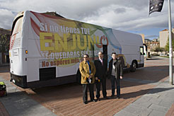 El consejero Catalán y los concejales Navarra y Ferrer junto al autobús itinerante