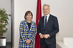 La Presidenta, con el embajador británico.