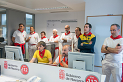 Los consejeros Beaumont y Domínguez siguen el encierro desde la sala de SOS-Navarra donde se coordina el dispositivo de atención sanitario y de emergencias.