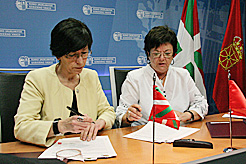 Las consejeras Beaumont (dcha.) y Beltrán de Heredia (izda.) suscriben el protocolo de colaboración.