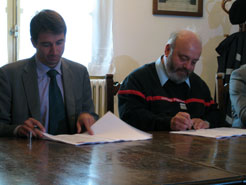 Imagen de la firma del acuerdo.