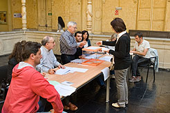 Votaciones en una de las mesas constituidas en el INAP
