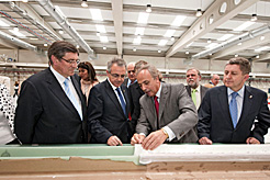 El Presidente Sanz durante su visita a la factoría