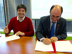 El alcalde Larrarte y el vicepresidente Ayerdi firman el acta de cesión.