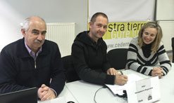 José Mª Aierdi, gerente de Nasuvinsa; Aitor Karasatorre, presidente de la Mancomunidad de Sakana, e Izaskun Goñi, directora general de Política Económica, proceden a la renovación del convenio.