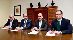 De izquierda a derecha: José Mª Aierdi, director gerente de Nasuvinsa; Manu Ayerdi, vicepresidente de Desarrollo Económico; Alberto Loizate y Javier Berazaluce, representantes de Harivenasa. 