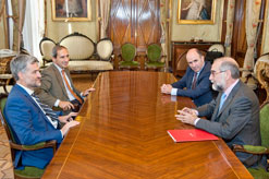 Los participantes en la reunión celebrada esta tarde en el Palacio de Navarra.