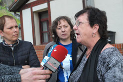 La consejera Beaumont realiza declaraciones en presencia de la presidenta Barkos y de la consejera Elizalde.