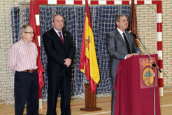 De dcha. a izda., el consejero Campoy, el alcalde de Cintruénigo, Faustino León, y el director del IES, Isidro Bermejo. 