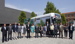 Autoridades en presentacion autobus electrico