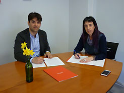Pablo Azcona y Mertxe Leranoz, en la firma del Convenio.
