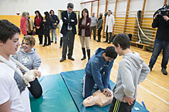 José Iribas y Marta Vera observan a alumnos del IES Navarro Villoslada que realizan prácticas de reanimación cardiopulmonar.  