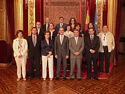 Catalán y Ortigosa con los miembros de la junta directiva de la FAPE en el Salón del Trono del Palacio de Navarra.