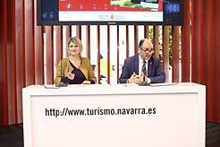El vicepresidente Ayerdi y la directora general de Turismo y Comercio Maitena Ezkutari, en el stand de Navarra.