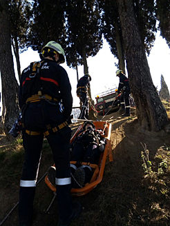 Formación de bomberos: haciendo un rescate de montaña.