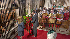El Príncipe Felipe deposita la corona de flores ante el sepulcro de los primeros reyes de Navarra.
