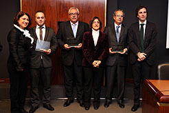 Lozano (segundo por la izquierda), con su Premio Leonardo