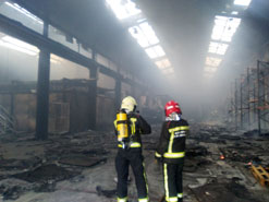 La estructura de la nave se ha visto afectada por el fuego.