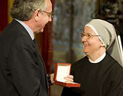 Sor Pilar, madre superiora de la Congregación en Vitoria recibe la Cruz de Carlos III