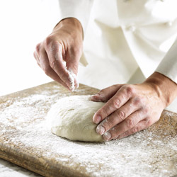 Panedero haciendo pan