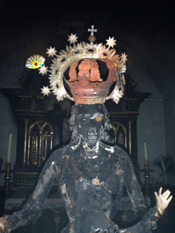Una imagen de la virgen, calcinada.
