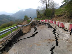 Estado de la carretera tras ceder el firme.