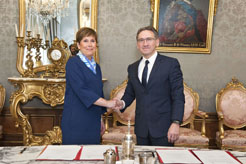 La Presidenta Barkos y el director general Giró se saludan tras la firma del acuerdo de colaboración.