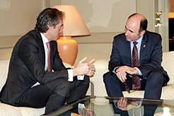 El vicepresidente Ayerdi y el ministro De la Serna durante la reunión.
