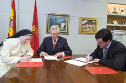 El director gerente del Instituto Navarro de Bienestar Social (INBS), Nicolás Iribas Sánchez de Boado, e Isabel Pedrera Chaves, en representación de la Congregación Esclavas de la Virgen Dolorosa