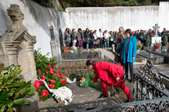 La alcaldesa de Bera, Marisol Taberna, deposita el ramo de flores, ante la mirada de la Presidenta Barcina y los sobrinos del antropólogo.