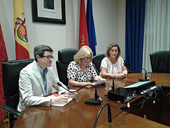 El consejero Iribas junto a la alcaldesa Vidorreta, en el centro, y la concejala Ventura.