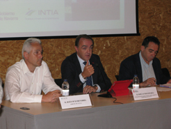 El consejero Esparza, flanqueado por Jesús Mª Echeverría (i.) e Ignacio Gumege (d.) en la jornada del INTIA.