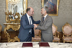 Ayerdi y Carlosena tras la firma del convenio en el Palacio de Navarra.