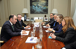 El vicepresidente Ayerdi, acompañado por el director general de Obras Públicas, Nacho Nagore, durante la reunión con la ministra Ana Pastor. 