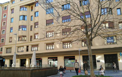 Edificio en el que se subasta la oficina-vivienda de la clle Carlos III de Pamplona.