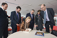 Soledad Puértolas dedica un libro a la biblioteca