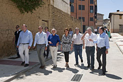 Las autoridades visitan las obras acometidas en la calle Mayor de Carcastillo. 