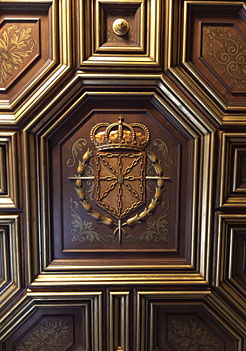 Detalle del escudo del Salón de Sesiones, antes de su restauración.