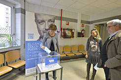Begoña Ganuza deposita la tarjeta de invitación, junto a Cristina Ibarrola y Pedro Echávarri. 