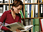 Chica leyendo en una biblioteca