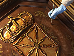 Detalle de restauración del escudo del Salón de Sesiones.