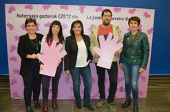 Mertxe Leranoz y el alcade de Villava sostienen la mano de la campaña junto al resto de autoridades y organizadores.