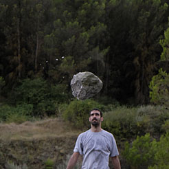 El artista, Alberto Oderiz, con el material, la piedra.